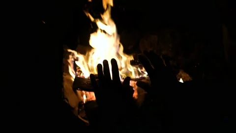 Hands of man warming up by camp fire. Body parts of adult male at nature. Stock-Footage 135710630
