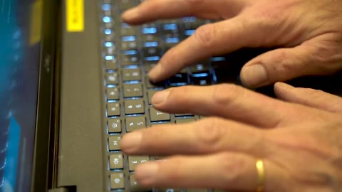 HANDS MAN WORKING ON COMPUTER Vidéo 259543357