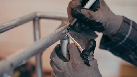 Hands mark metal with sharpie Видео 104077141