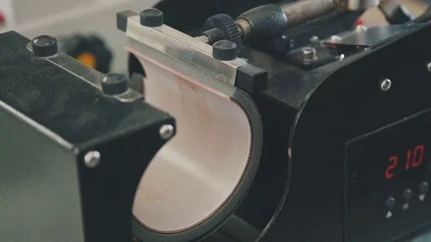 Hands of the master put the mug in an automatic machine for printing Stock-Footage 74108305