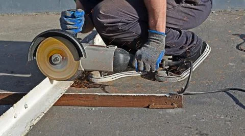 Hands of the mechanic working with the angular grinder Foto stock