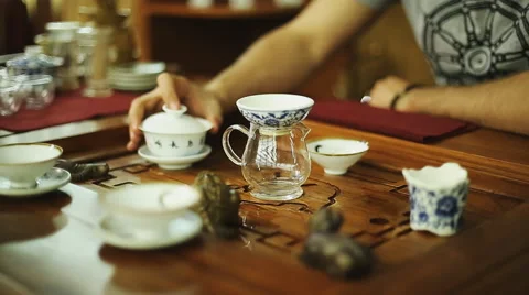 Hands men close up. A man pours boiling water into a kettle. Tea desk Video stock 48548543