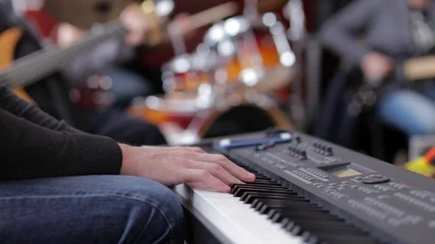 Hands of men play on the synth. 库存影片 72650595