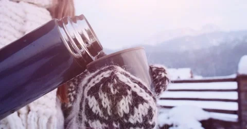 Hands in Mittens pouring Steaming Tea to Cup from Thermos, Winter. 4K SLOW-MO Vidéo 68826989