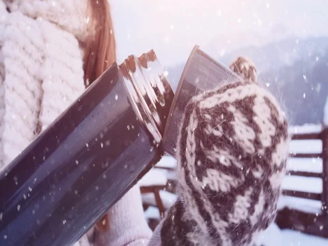 Hands in Mittens pouring Steaming Tea to Cup from Thermos, Winter. 4K SLOW-MO Vidéo 70569714