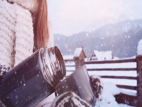 Hands in Mittens pouring Steaming Tea to Cup from Thermos, Winter. 4K SLOW-MO Vídeo Stock 70569822