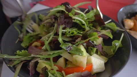 Hands mix the ingredients of a vegetable salad in a bowl Video stock 104631553