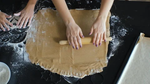 Hands of mother stretching ginger cookie dough Vídeo Stock 321954546