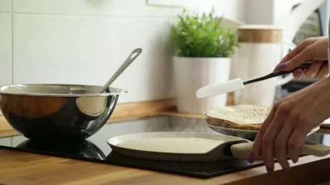Hands move ready pancake from the pan to plate. Take the plate. Vídeo Stock 78012655