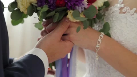 Hands newlyweds close up. Vidéo 57905671