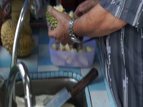 The hands open the durian fruit carefully. Stock Footage 92207915