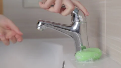 Hands open water, take soap and washing properly in sink 動画素材 128912566