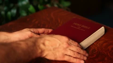 Hands opening a bible on a pulpit 動画素材 10731683