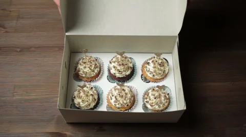 Hands opening a box of cupcakes 스톡 동영상 60762884