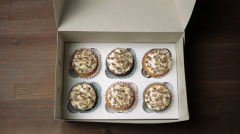 Hands opening a box of cupcakes 스톡 동영상 60763351
