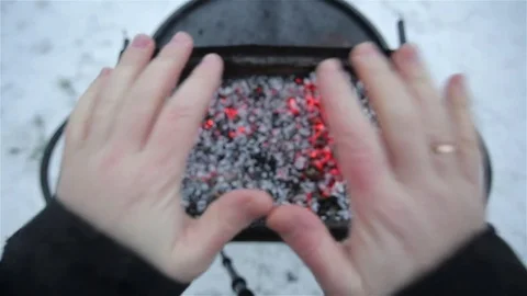 Hands over a brazier Vídeos de archivo 70939103