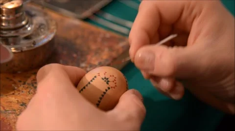 Hands painting a sorbian easter egg 库存影片 47667036