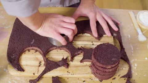 Hands of the pastry chef cutting out round cakes from chocolate dough Stock-Footage 98094828