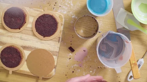 Hands of the pastry chef putting round cakes on the cake holder 스톡 동영상 98169708