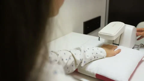 Hands of a patient with psoriasis close-up under an ultraviolet lamp. Stock-Footage 100610569