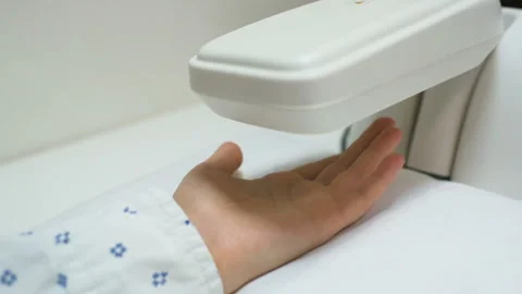 Hands of a patient with psoriasis close-up under an ultraviolet lamp. Stock-Footage 101438516