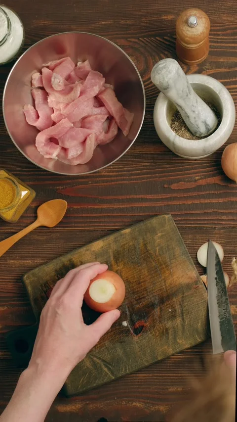 Hands peel the onion, removing the peel Stock Footage 345481464
