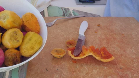 Hands peeling and cutting prickly pears on a wooden board, preparing the swee Vídeo Stock 309372281