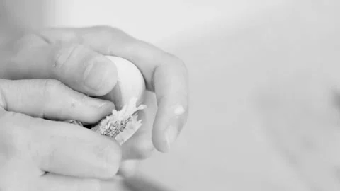 Hands peeling fresh garlic bulb on wooden table in cinematic monochrome Stock-Footage 342905317