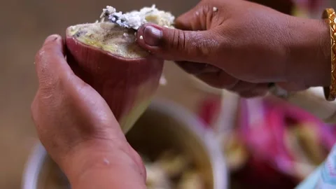 Hands Peeling Fresh Palm Fruit for Traditional Food Preparation Vidéo 339761197