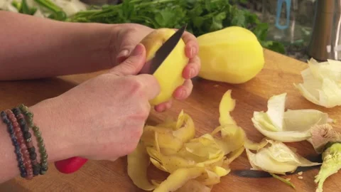 Hands peeling fresh yellow potatoes Vídeos de archivo 331313985