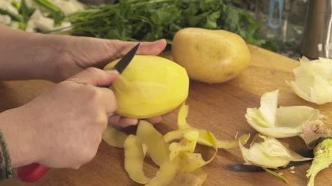 Hands peeling a raw potato with a knife 스톡 동영상 331313976