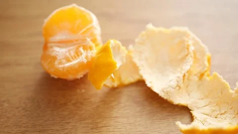 Hands peeling a tangerine Stock Footage 81789470