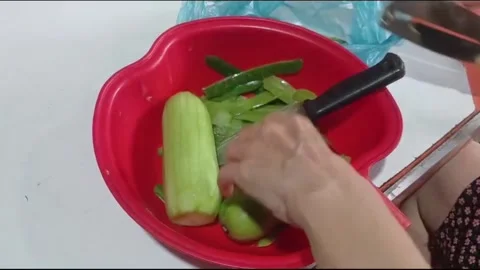 Hands Peeling Winter Melon with Knife in Rural Vietnam Kitchen Vídeos de archivo 336003822