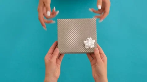 Hands of people with gift box Stock-Footage 135636737
