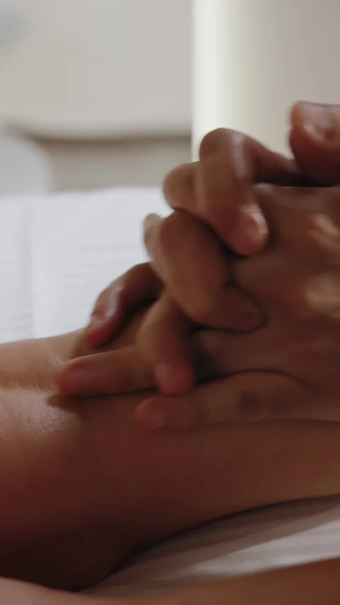 Hands performing back massage therapy 스톡 동영상 316844488