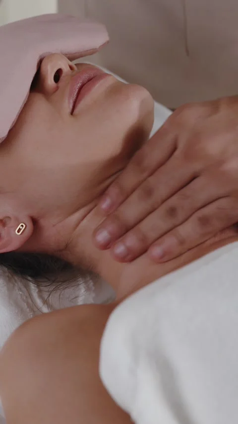 Hands performing neck massage therapy Vídeos de archivo 316845231
