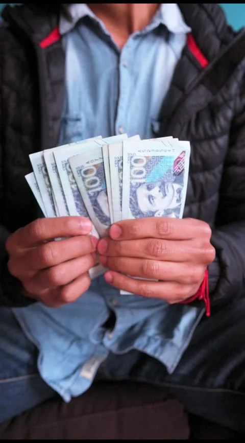 Hands of a Peruvian counting 100 nuevos soles banknotes Stock Footage 283686515