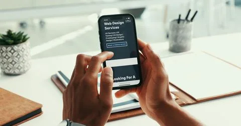 Hands, phone screen and scroll with web design at office, ui display and se.. Foto stock