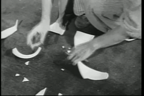 Hands picking up fragments of broken vase 스톡 동영상 11350530