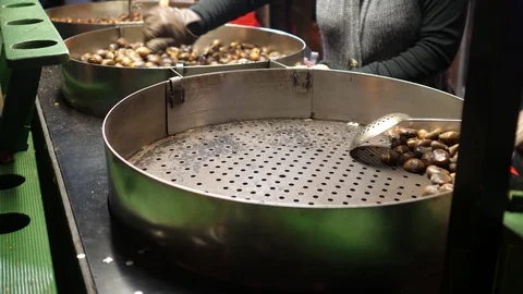 Hands picking up hot chestnuts to put in a cone 스톡 동영상 124866612