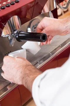 Hands Placing Cups on an Espresso Machine Foto stock