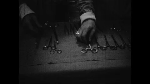 Hands placing Medical Instruments Vídeos de archivo 109558094