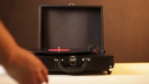 Hands placing vinyl record on vintage turntable for music playback Vidéo 339004525