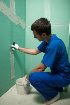 Hands plasterer at work. Application of the plaster on the wall Stock-Fotos