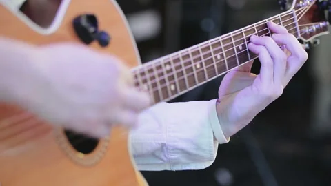 Hands play the guitar 库存影片 86825398