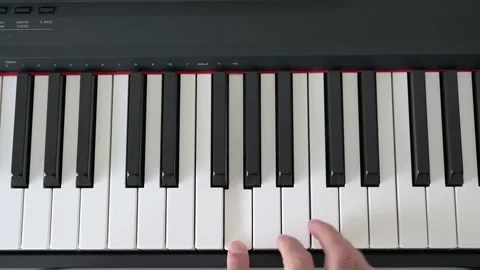 Hands playing basic piano Vidéo 164730840