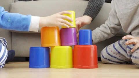 Hands playing with colorful plastic bricks. Vidéo 261808755