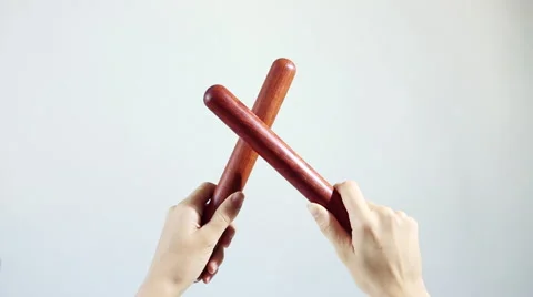 Hands playing on the musical sticks (percussion). Knock several times on a wh Vídeos de archivo 59643334