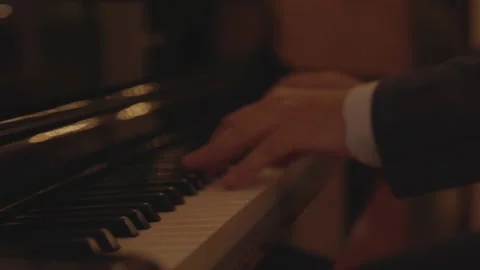 Hands playing piano 스톡 동영상 156834309