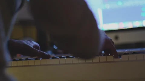 Hands Playing Piano at Night Studio Scene Vídeo Stock 333526817